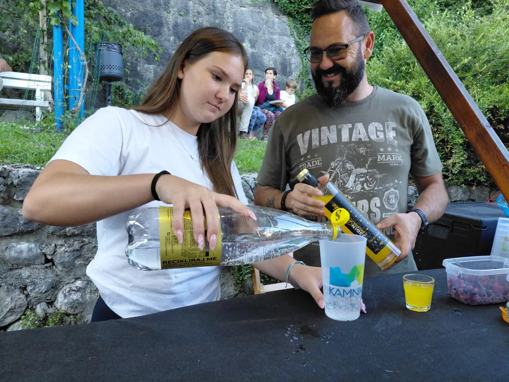 Grega Ocepek s hčerko Živo letno sodelujejo na nekaj več kot 70 dogodkih po vsej Sloveniji. Foto: Vesna Levičnik