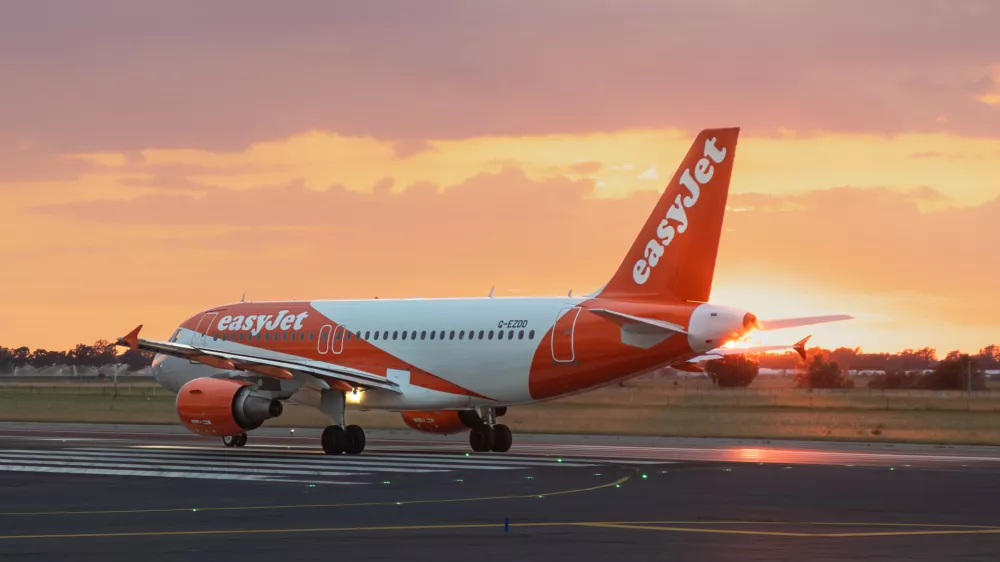 Letalo airbus na vzletni stezi. Slika je simbolična.