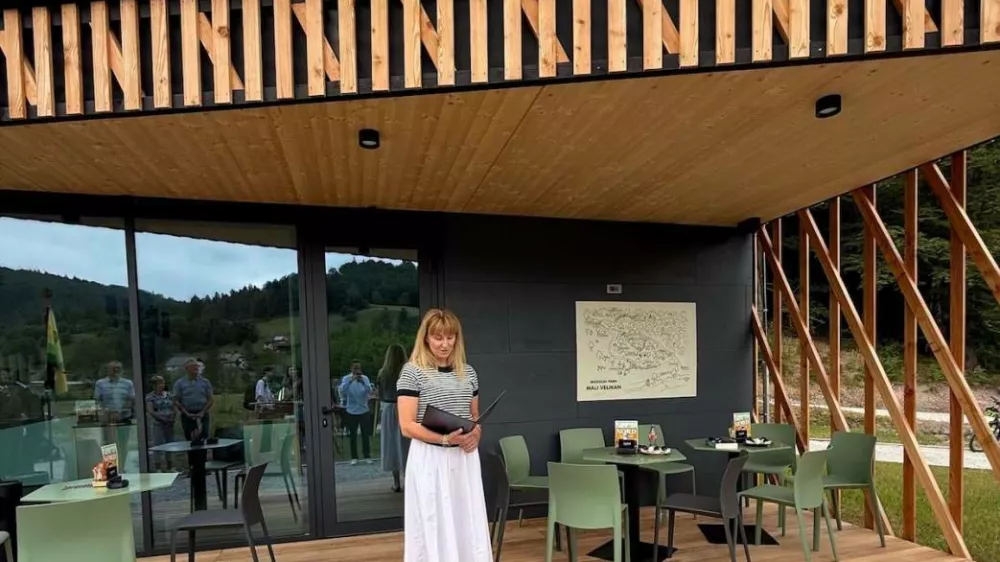 V okviru Družinskega parka Log so uredili nov gostinski paviljon in mrežni poligon med kro&scaron;njami. F MGD&Scaron;