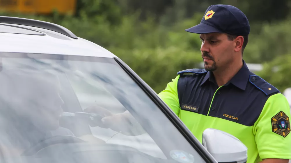 - Policist motorist, - policijska kontrola prometa,- alkotest,- 01.07.2026. - predstavitev preventivne kampanje #častnaprometna, s katero želi Policija udeležence v cestnem prometu spodbuditi, naj prepoznajo svoje prometne razvade in jih spremenijo v dobre navade.Robert Vehovec iz Uprave uniformirane policije na Generalni policijski upravi, je predstavil:- ključne podatke o prometni varnosti v poletnih mesecih,- najpogostej&scaron;e dejavnike tveganja za najhuj&scaron;e prometne nesreče,- namen in potek kampanje #častnaprometna,- način sodelovanja javnosti prek spletne strani kampanje,- policijske aktivnosti v poletni turistični sezoni.//FOTO: Bojan Velikonja
