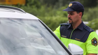 - Policist motorist, - policijska kontrola prometa,- alkotest,- 01.07.2026. - predstavitev preventivne kampanje #častnaprometna, s katero želi Policija udeležence v cestnem prometu spodbuditi, naj prepoznajo svoje prometne razvade in jih spremenijo v dobre navade.Robert Vehovec iz Uprave uniformirane policije na Generalni policijski upravi, je predstavil:- ključne podatke o prometni varnosti v poletnih mesecih,- najpogostejše dejavnike tveganja za najhujše prometne nesreče,- namen in potek kampanje #častnaprometna,- način sodelovanja javnosti prek spletne strani kampanje,- policijske aktivnosti v poletni turistični sezoni.//FOTO: Bojan Velikonja