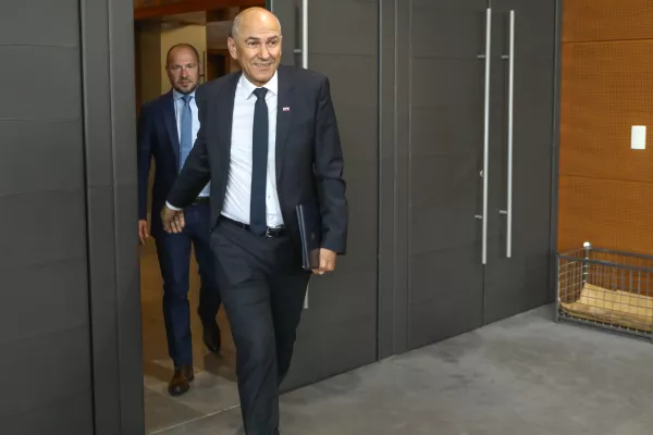 Jernej Vrtovec in Janez Jan&scaron;a22.5.2026 - državni zbor - izredna seja DZ, na kateri bodo obravnavali predlog za izvolitev prvaka SDS Janeza Jan&scaron;e za predsednika vlade;Foto: Luka Cjuha