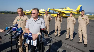 Brnik, Letalisce Jozeta Pucnika Ljubljana.Izjava za medije Uprave RS za zascito in resevanje o pozarni ogrozenosti naravnega okolja.Generalni direktor uprave Leon Behin, vodja sektorja za izvajanje podpore gasenju iz zraka Mitja Vidmar.