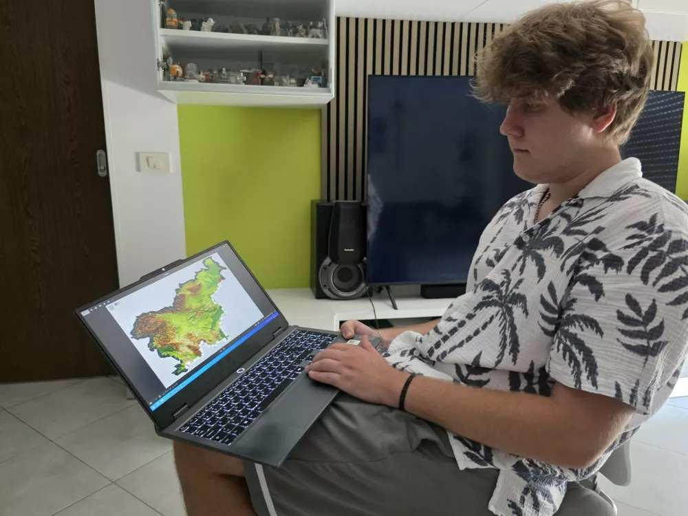 Jan Bertoncelj, lego 3D zemljevid slovenije / Foto: Katja Gle&scaron;čič 
