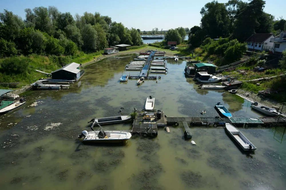 Boats sit on dry ground as water levels have dropped on the Danube River in Petrovaradin, Serbia, Wednesday, July 29, 2026. (AP Photo/Darko Vojinovic) / Foto: Darko Vojinovic