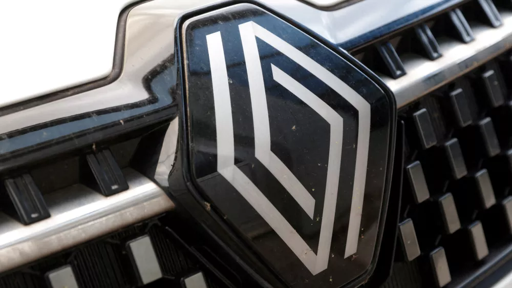 FILE PHOTO: Renault logo is seen in this illustration taken July 28, 2025. REUTERS/Dado Ruvic/Illustration/File Photo