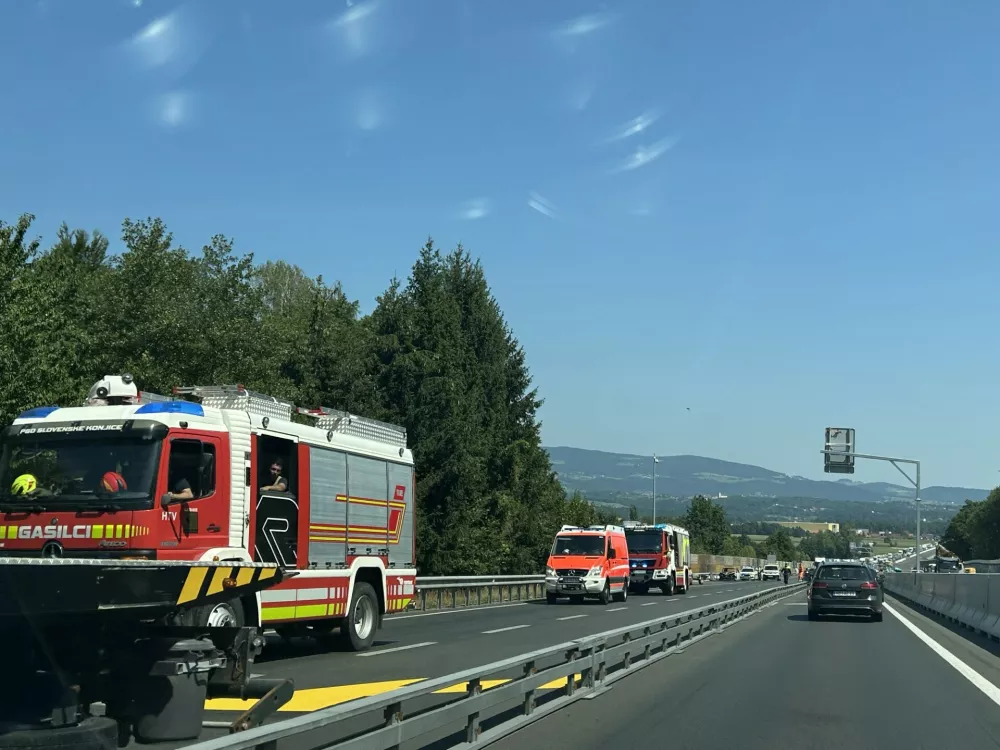 Goreče vozilo na &scaron;tajerski avtocesti. Foto: &Scaron;pela Ferlin
