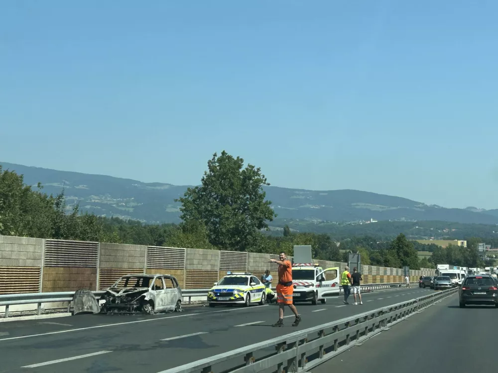 Goreče vozilo na &scaron;tajerski avtocesti. Foto: &Scaron;pela Ferlin