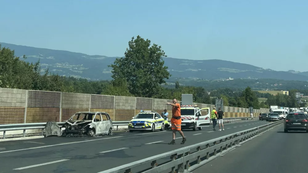 Goreče vozilo na &scaron;tajerski avtocesti. Foto: &Scaron;pela Ferlin