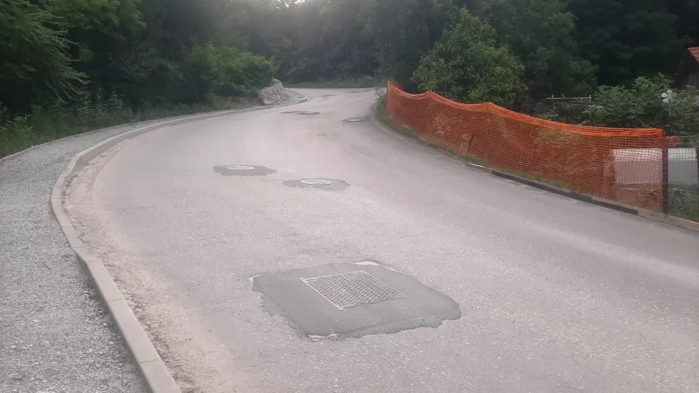 Vijuganje med ja&scaron;ki: nedokončana cesta spravlja voznike ob živce