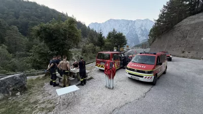 Bovec, Pozarisce Planja.Na pozarisce na Planji na Bovskem, kjer so bili gasilci na delu tretji dan, je popoldne prisel tudi premier Janez Jansa, ki se je zahvalil vsem sodelujocim v intervenciji. Pozar je po navedbah Gasilske zveze Bovec pod nadzorom. Gasenje bodo ponoci prekinili in ga nadaljevali v ponedeljek.Foto: Zoran Abram