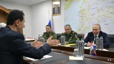 General Čajko (levo), z Vkladimirjem Putinom (skrajno desno) in Ba&scaron;ar al Asad (obrnjen s hrbtom).