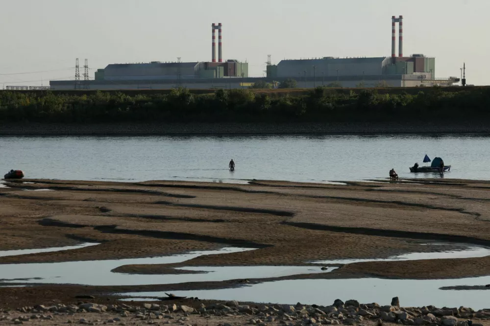 Paks Nuclear Power Plant with the partially dried-up Danube riverbed in Dunaszentbenedek, Hungary, July 31, 2026. REUTERS/Bernadett Szabo