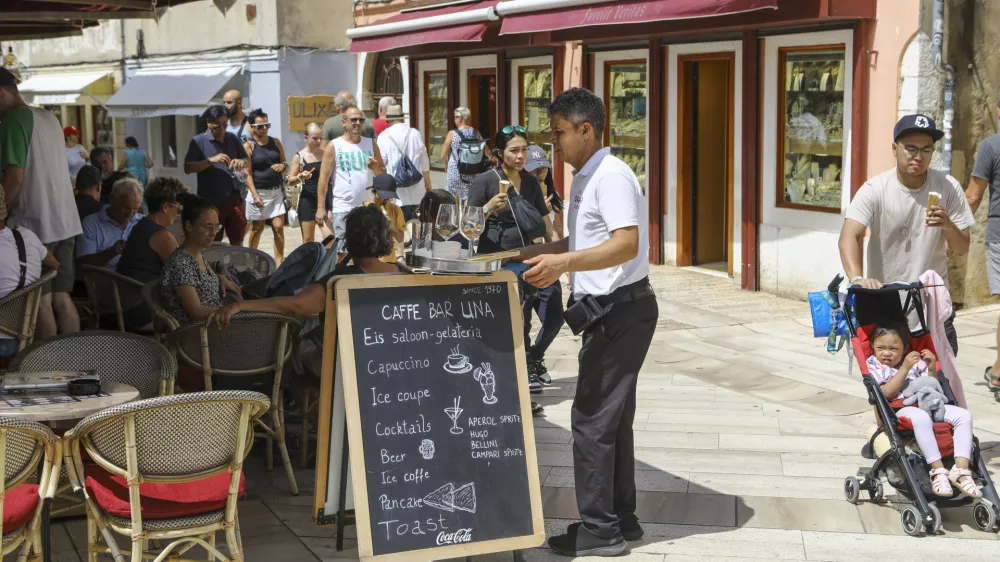 Poreč1.08.2023 - Hrva&scaron;ka Istra - turizem - poletje - počitnice - turisti - turistična sezonaFOTO: Luka Cjuha