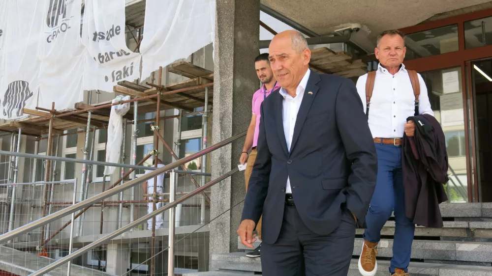 Kranj, Okrozno sodisce v Kranju.Predsednik SDS Janez Jansa na sodiscu zaradi odskodninske tozbe glede procesa Patria.