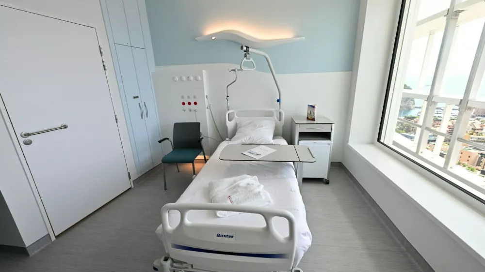 No Tablo&iuml;ds - Le Prince Albert II de Monaco assiste &agrave; la remise des cl&eacute;s du nouvel h&ocirc;pital, le Centre hospitalier Princesse Grace (CHPG) aux professionnels de sant&eacute;, le 13 juillet 2026. Guid&eacute; par la directrice du Centre hospitalier Princesse Grace, Beno&icirc;te Rousseau de Sevelinges, le Prince a proc&eacute;d&eacute; &agrave; sa premi&egrave;re visite officielle du b&acirc;timent, en compagnie du ministre d'Etat, Christophe Mirmand, le ministre de la sant&eacute; de la Principaut&eacute;, Christophe Robino. Apr&egrave;s dix ann&eacute;es d'un chantier pharaonique visant &agrave; construire un nouvel h&ocirc;pital en Principaut&eacute;, le b&acirc;timent va prendre vie, les premiers patients seront accueillis d&eacute;but janvier 2027. Le b&acirc;timent neuf a &eacute;t&eacute; totalement repens&eacute; pour optimiser l'offre de soins. 1,3 milliard d'euros ont &eacute;t&eacute; investis pour un h&ocirc;pital plus grand et plus moderne avec 40.000m&sup2; de surface, 230 lits suppl&eacute;mentaires et pas moins de 14 blocs op&eacute;ratoires. L'&eacute;tablissement, d'une surface totale de 107.000 m&sup2;, aura une capacit&eacute; en m&eacute;decine, chirurgie, obst&eacute;trique et psychiatrie port&eacute;e &agrave; 501 lits, et proposera une fili&egrave;re g&eacute;riatrique de 556 lits, d'ici 2032. &copy; Bruno Bebert / Bestimage No Tablo&iuml;ds - No MailOnline - On July 13, 2026, Prince Albert II of Monaco attended the handover of the new hospital&mdash;the Princess Grace Hospital Centre (CHPG)&mdash;to healthcare professionals. Guided by the hospital's director, Beno&icirc;te Rousseau de Sevelinges, the Prince conducted his first official tour of the building alongside the Minister of State, Christophe Mirmand, and the Principality's Minister of Health, Christophe Robino. Following a decade-long, massive construction project to build a new hospital in the Principality, the facility is set to come to life, with the first patients arriving in early January 2027. The new building has been completely redesigned to optimize healthcare delivery. A total of &euro;1.3 billion was invested to create a larger, more modern hospital featuring 40,000 m&sup2; of floor space, 230 additional beds, and no fewer than 14 operating rooms. With a total surface area of ​​107,000 m&sup2;, the facility will see its capacity for medicine, surgery, obstetrics, and psychiatry increase to 501 beds, while also offering a 556-bed geriatric care pathway by 2032.,Image: 1116348838, License: Rights-managed, Restrictions:, Model Release: no 