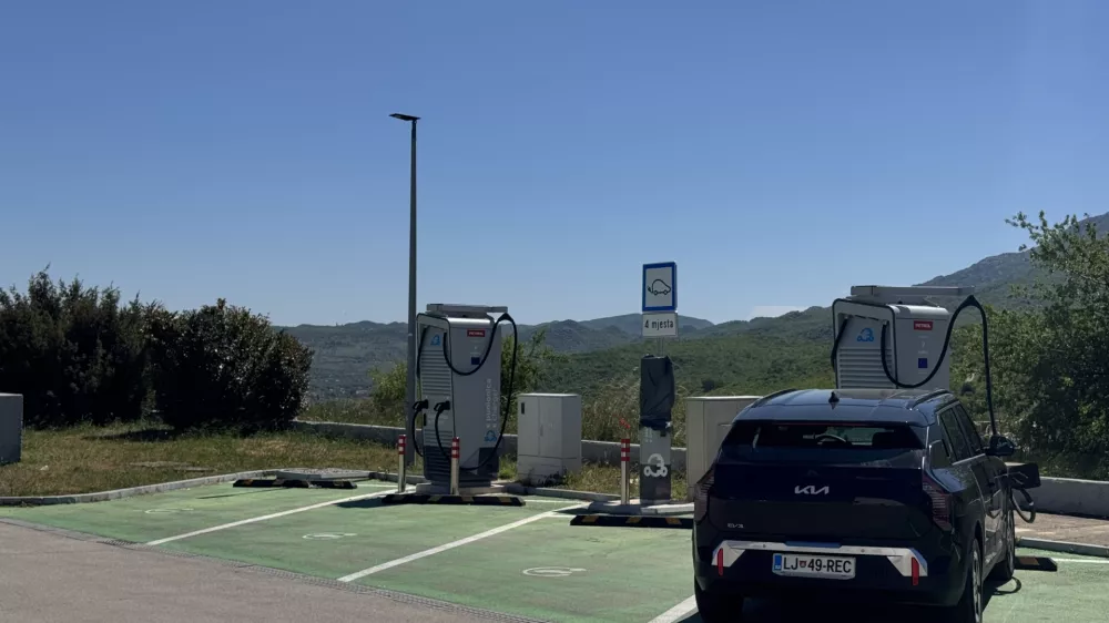 Polnjenje avtomobila / Foto: Ga&scaron;per Straži&scaron;ar