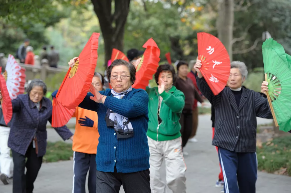 "Shanghai, China - November 28, 2010: Group of Chinese seniors practicing Tai Chi with fans exercises outdoor early in the morning. Zhong Shan park in Shanghai." / Foto: Jacus