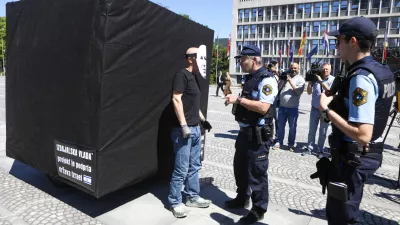 Točno ob 11:00 bomo na Trgu republike izvedli simbolično akcijo, ki bo ponazorila vso absurdnost trenutne politične situacije in tudi z lastnimi besedami politikov najbolj nazorno možno predstavila njihovo izdajo volilk in volilcev, ki so jim verjeli.. protest black cube foto luka cjuha