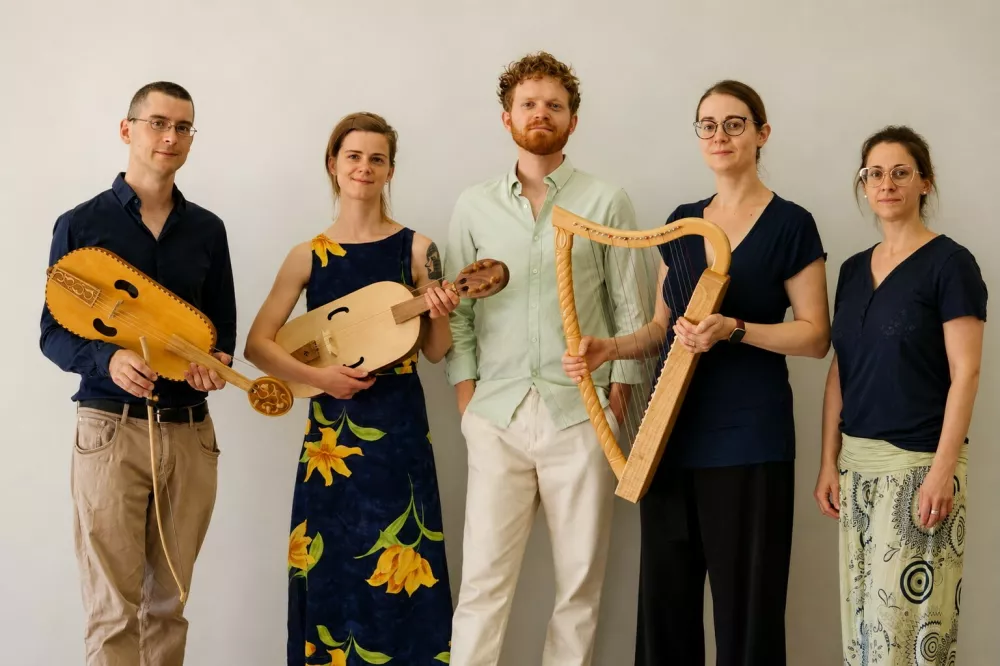 Za zaključek leto&scaron;njega radovlji&scaron;kega festivala se bodo poslu&scaron;ale trubadurske pesmi v izvedli petčlanskega ansambla Le Miroir de Musique. Foto: arhiv festivala