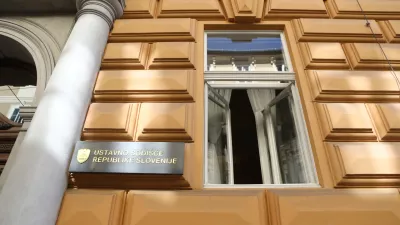 21.5.2026 - Ustavno sodi&scaron;če - vabimo vas na izjavo poslank Svobode Tereze Novak in Lucije Tacer Perlin. Poslanki bosta podprli Darka Nikolovskega, ki bo zaradi vpliva tujih obve&scaron;čevalnih služb, zaradi česar je bila kr&scaron;ena pravica do svobodnih volitev, vložil ustavno pritožbo.zjava poslank in vlagatelja bo danes, 21. 5. 2026, ob 9.00 pred vhodom na sedež Ustavnega sodi&scaron;ča RS (Beethovnova ulica 10).Foto: Luka Cjuha