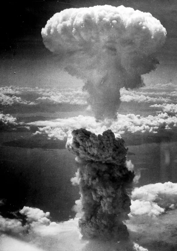 Gobast jedrski oblak nad Nagasakijem po atomskem bombardiranju 9. avgusta 1945. Posnetek je oblak zajel s severozahoda. / Foto: Wikipedija
