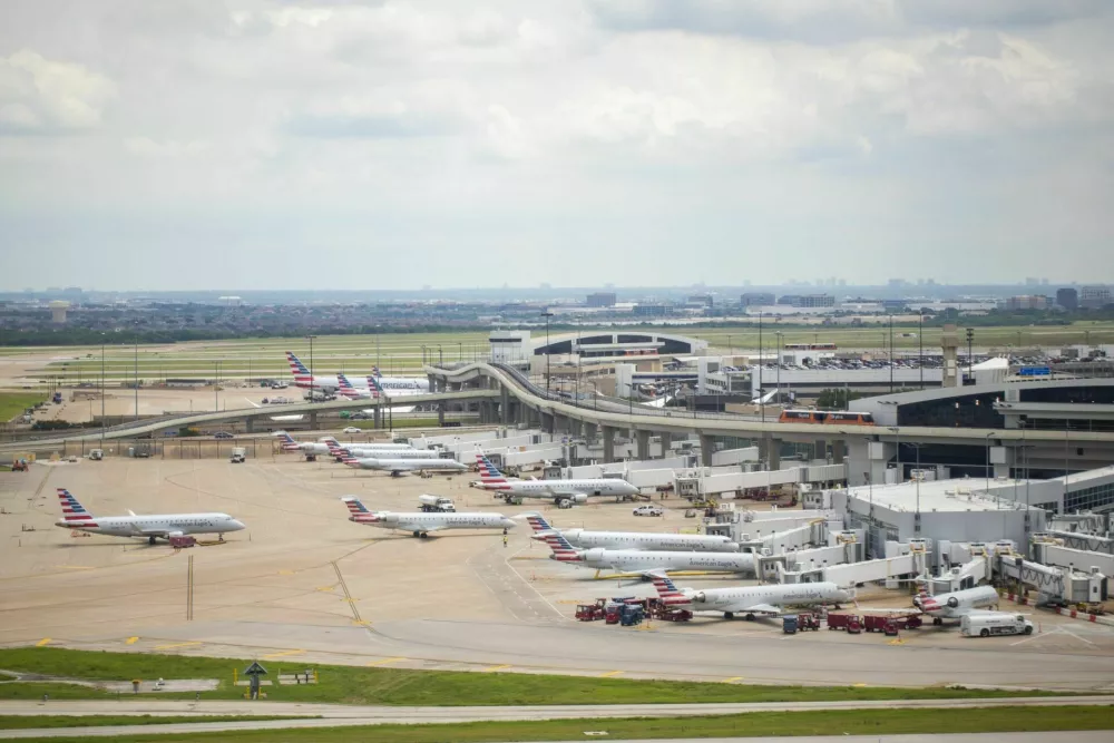 Aerial view of American Eagle airplanes parked at Terminal B at Dallas/Fort Worth International Airport in June 2022. / Foto: Kameraworld