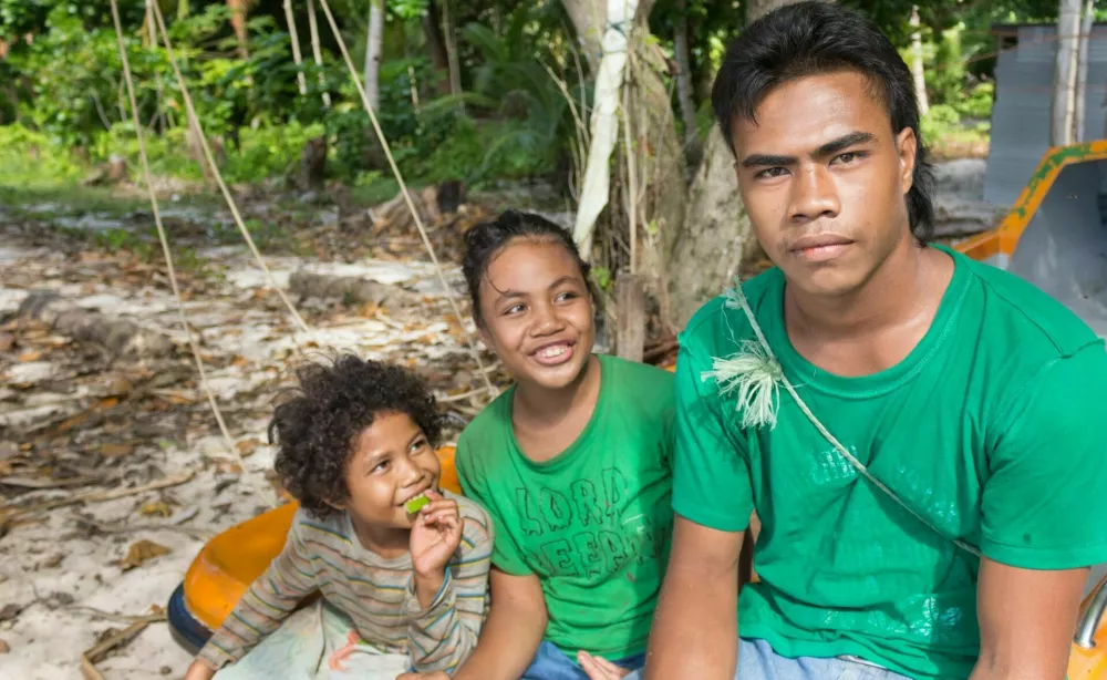 Tikopia: A tikopian boy with his two sisters at the beach of Tikopia port. / Foto: Ruben Ramos