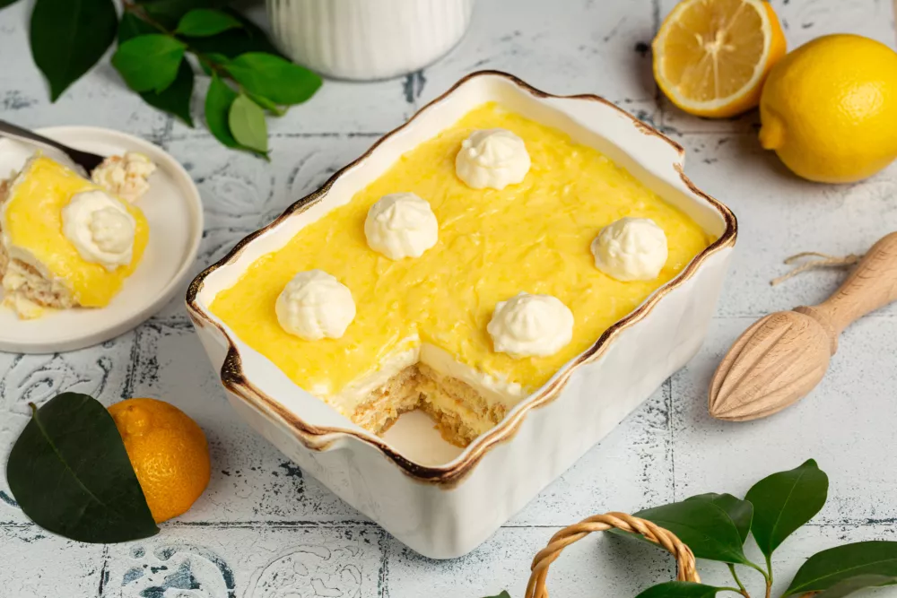 Lemon Tiramisu. Italian refreshing dessert made with cream, soaked ladifingers, lemon curd. / Foto: Olga Mazyarkina