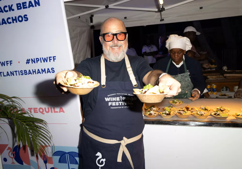 NASSAU, BAHAMAS - MARCH 14: Chef Andrew Zimmern is seen during Tacos and Tequila with Andrew Zimmern and DJ Kim Lee on day one of Nassau Paradise Island Wine & Food Festival at Atlantis Paradise Island on March 14, 2024 in Nassau, Bahamas. (Photo by Alexander Tamargo/Getty Images for Atlantis Paradise Island) / Foto: Alexander Tamargo