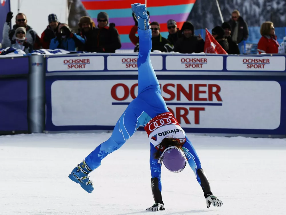 Winner Tina Maze of Slovenia celebrates after the women's Alpine skiing World Cup giant slalom race at the Corviglia in the Swiss mountain resort of St. Moritz December 9, 2012. Maze won the competition ahead of second placed Viktoria Rebensburg of Germany and third placed Tessa Worley of France. REUTERS/Michael Buholzer (SWITZERLAND - Tags: SPORT SKIING) / Foto: Michael Buholzer