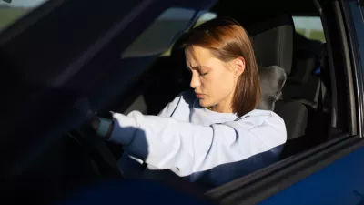 An angry woman driver in a car is tired / Foto: Saevichmikalai Getty Images