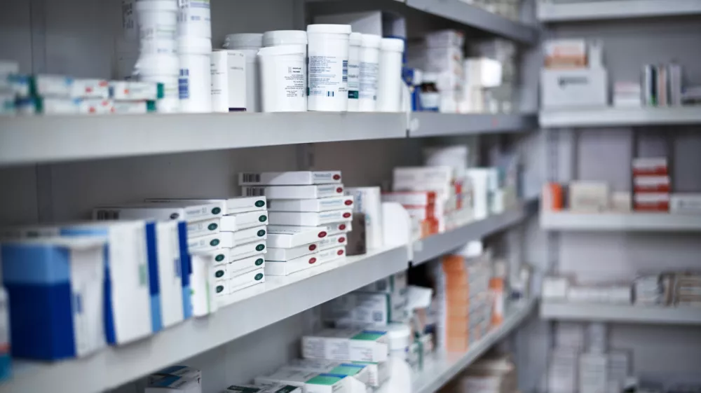 Shot of shelves stocked with various medicinal products in a pharmacy / Foto: Tinpixels Getty Images