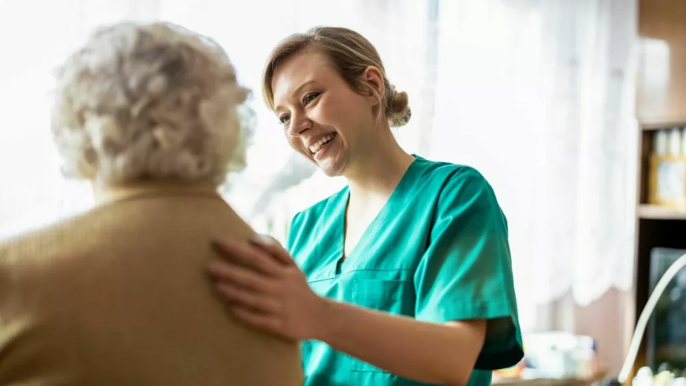 Friendly nurse supporting an elderly lady / Foto: Piksel