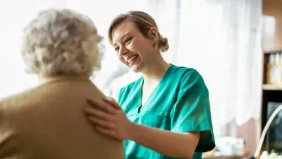 Friendly nurse supporting an elderly lady / Foto: Piksel