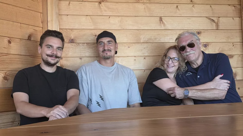 TV Poper - Poprovci na vajah: Boris Kobal in Nata&scaron;a Živkovič s producentom Vidom Valičem in novim članom ekipe, Alanom Mastnakom (z desne). Gledalci bodo uživali &scaron;e ob nastopih Borisa Devetaka, Nata&scaron;e Tič Ralijan, Gojmirja Le&scaron;njaka Gojca, Inacia Bintchendeja in &scaron;e koga / Foto: Katja Gle&scaron;čič 