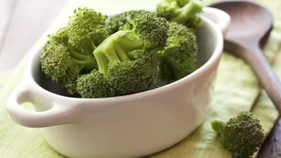 raw broccoli, posoda z brokolijem / Foto: Cgissemann