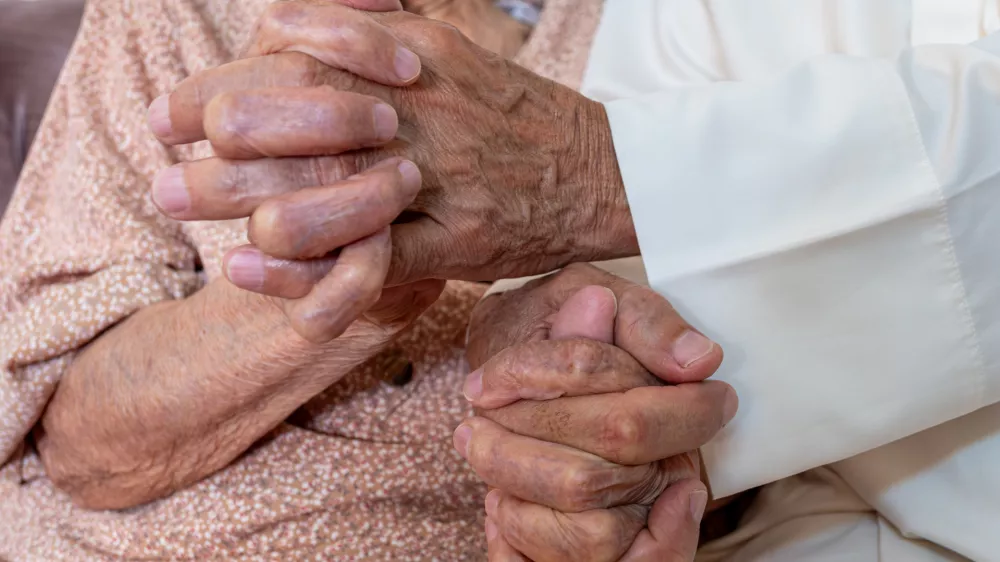 Closeup of elderly couple holding hands / Foto: Noah Saob