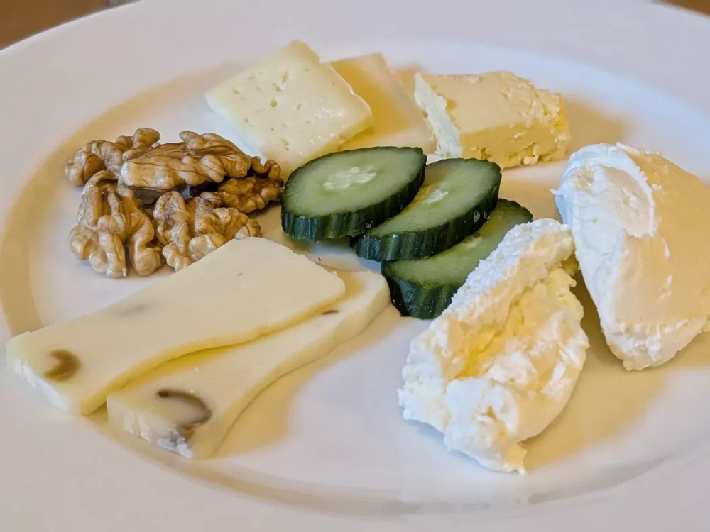 Hladni krožnik za vegetarijance / Foto: Miha First