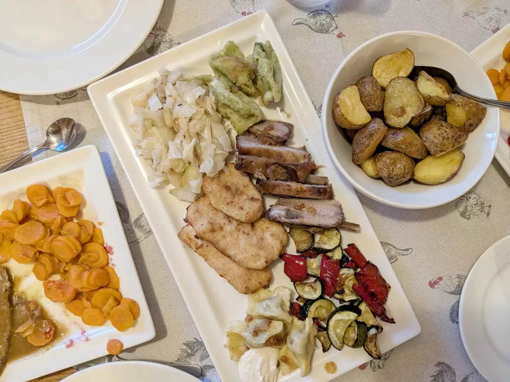 Pi&scaron;čanec in svinjska rebrca s prilogami / Foto: Miha First