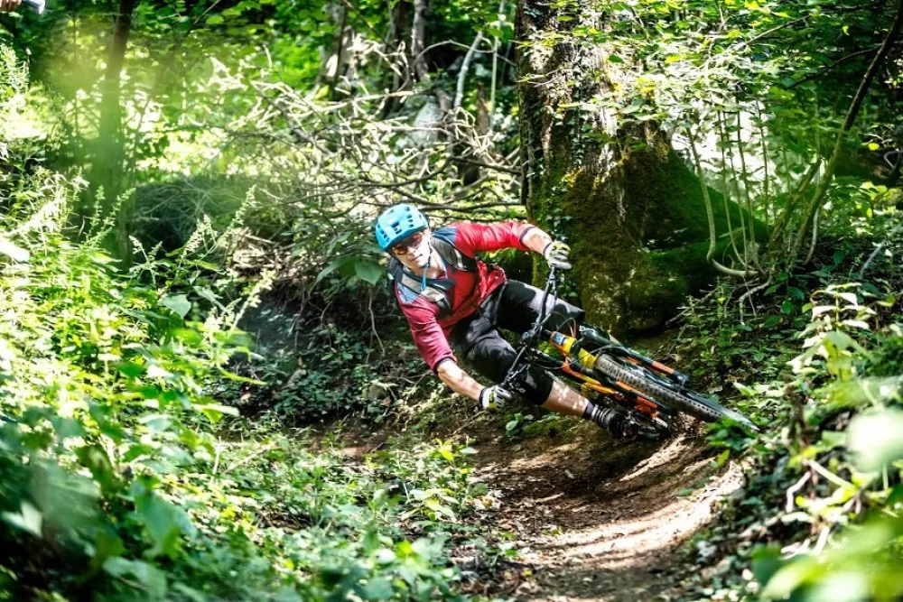 "Leto&scaron;nji Soča Outdoor Festival boponovno gorskokolesarsko obarvan, saj se vrača MTB maraton, ki je bil lani odpovedanzaradi nerazumevanja gorskega kolesarstva pri nas. Z novo traso bodo gorski kolesarji vlepem sončnem vremenu na najvi&scaron;jih točkah videli celo v trža&scaron;ki zaliv. Gorski tek postajavse bolj popularen in verjamem, da se ga bo tudi letos udeležilo veliko rekreativnih tekačev,za katere so na voljo 10, 15 in 46-kilometrske proge. Zagotovo bo dolina Soče poskrbela zalepo kuliso, mi pa za odličen &scaron;portni vikend vseh ljubiteljev &scaron;portov na prostem." pove Jan Klavora, vodja Soča Outdoor Festivala. / Foto: V
