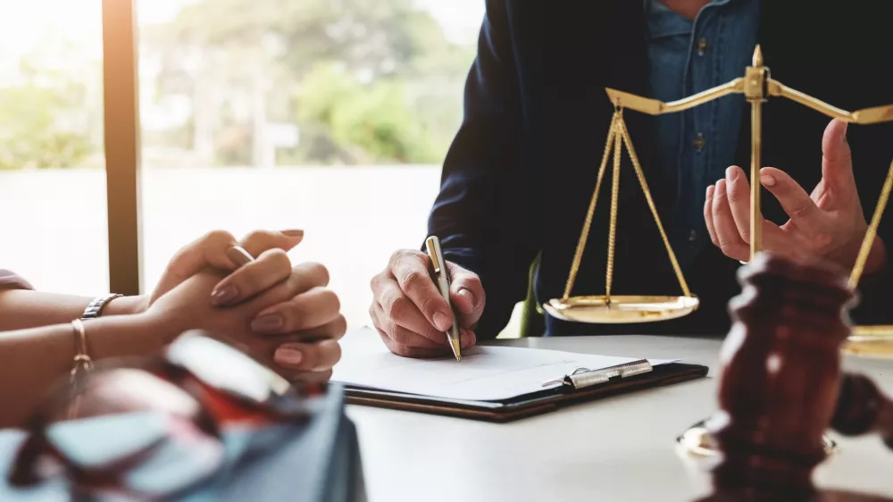 Do pravice je včasih dolga pot. Če se ljudje &scaron;e kregajo, se zdi večna &hellip; / Foto: Istock
