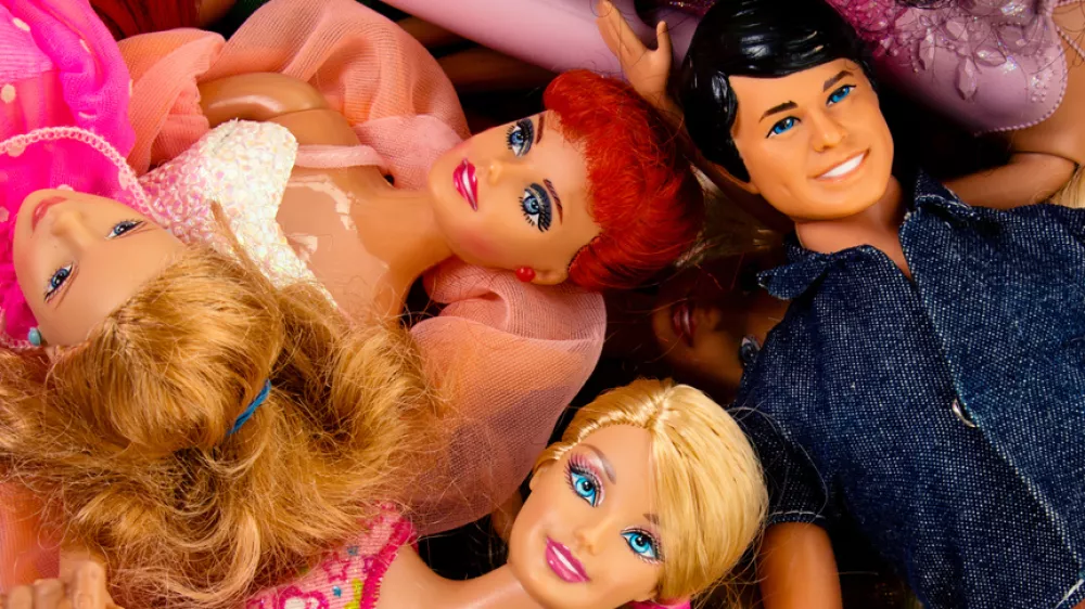 "Albuquerque, USA - June 15, 2012: Studio shot of a pile of Barbie fashion dolls. Barbie dolls are have been manufactured by Mattel, Inc. since1959. Barbie dolls are often a subject of criticisms since she promotes an unrealistic idea of body image for a young woman, leading to a risk that girls who attempt to emulate her look will become anorexic." / Foto: Ivanastar Getty Images
