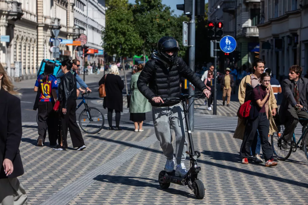 - 28.10.2026. - Električni skiro v prometu. E- skiro. / Foto: Bojan Velikonja