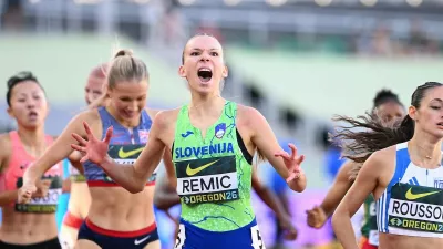 Komaj 16-letna slovenska atletinja Živa Remic je na svetovnem prvenstvu do 20 let v ameriškem Eugenu v teku na 800 metrov osvojila naslov svetovne prvakinje.