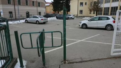 Otroci so mo&scaron;kega mučili na dvori&scaron;ču Osnovne &scaron;ole Rače in tudi drugje. Po neuradnih podatkih so se nad njim izživljali več kot uro.