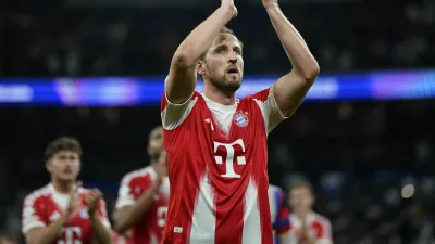 Soccer Football - UEFA Champions League - Quarter Final - First Leg - Real Madrid v Bayern Munich - Santiago Bernabeu, Madrid, Spain - April 7, 2026 Bayern Munich's Harry Kane applauds fans after the match REUTERS/Ana Beltran