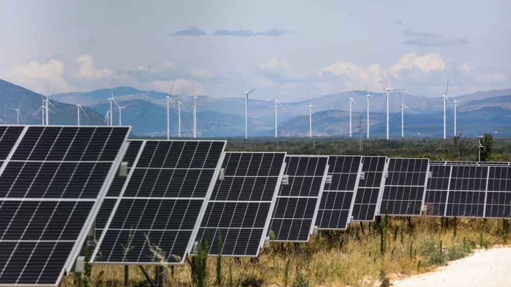 - Vetrna elektrarna, obnovljivi viri energije.- 24.07.2024. - Sončna elektrarna Ljubač v bližini Knina na Hrva&scaron;kem v lasti Petrola. V ozadju vetrna elektrarna Pađene.//FOTO: Bojan VelikonjaOPOMBA: ZA OBJAVO V OBJEKTIVU!!!!