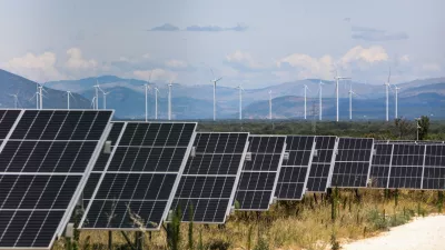 - Vetrna elektrarna, obnovljivi viri energije.- 24.07.2024. - Sončna elektrarna Ljubač v bližini Knina na Hrvaškem v lasti Petrola. V ozadju vetrna elektrarna Pađene.//FOTO: Bojan VelikonjaOPOMBA: ZA OBJAVO V OBJEKTIVU!!!!
