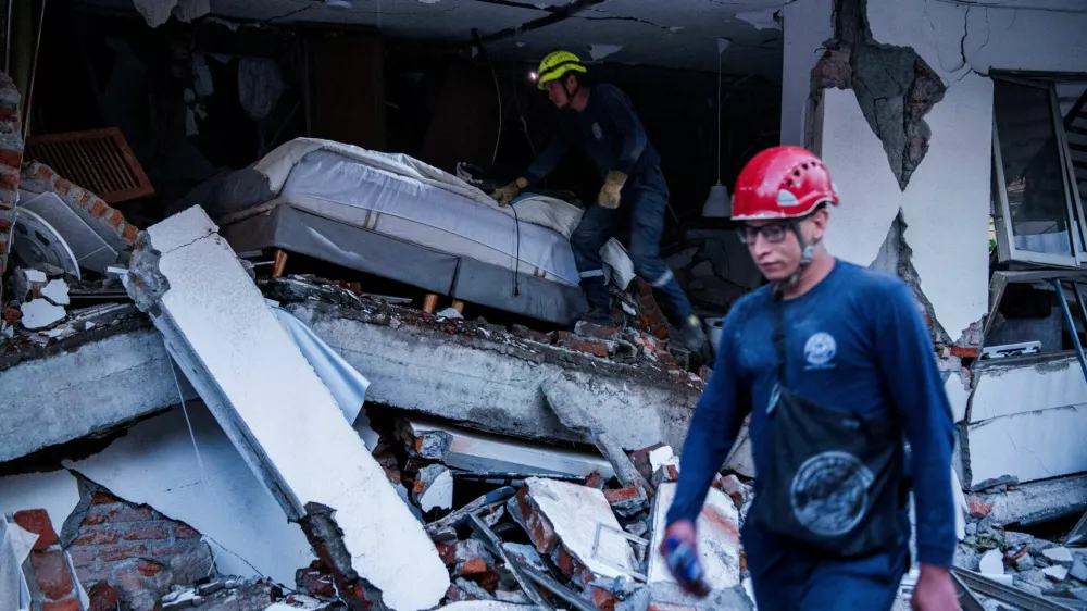 Emergency personnel work at the site of a damaged building after an earthquake, in Cali, Colombia August 10, 2026. REUTERS/Christian EscobarMora   TPX IMAGES OF THE DAY